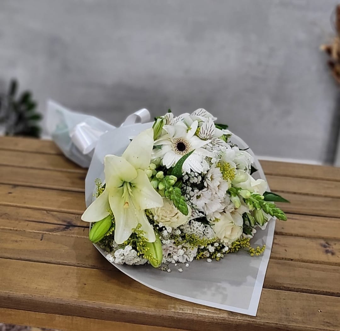 Buqu� Tradicional Flores Branca